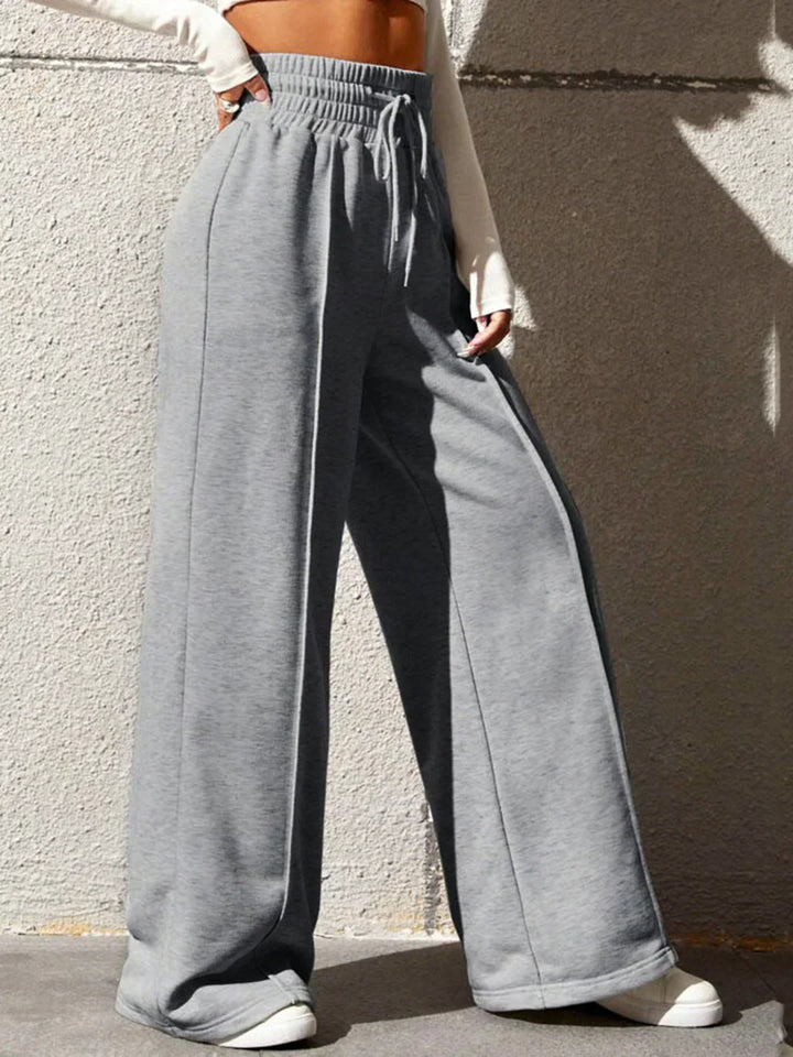 Pantaloni de trening largi, casual și chic pentru plimbări în oraș