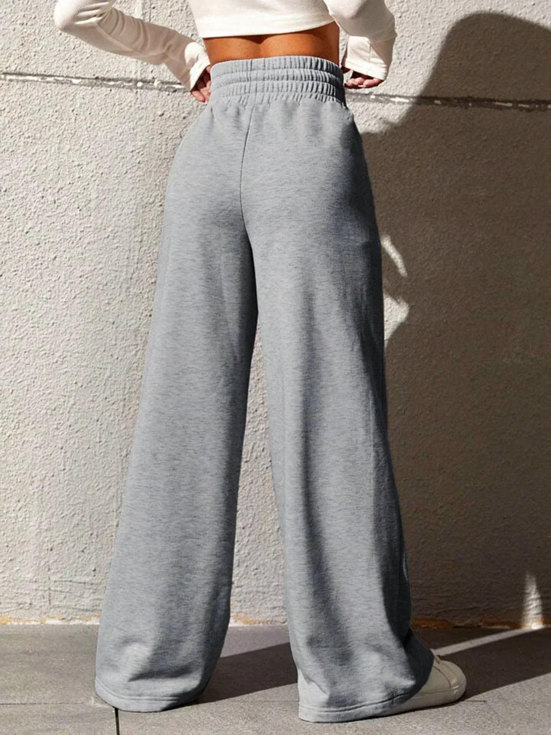 Pantaloni de trening largi, casual și chic pentru plimbări în oraș
