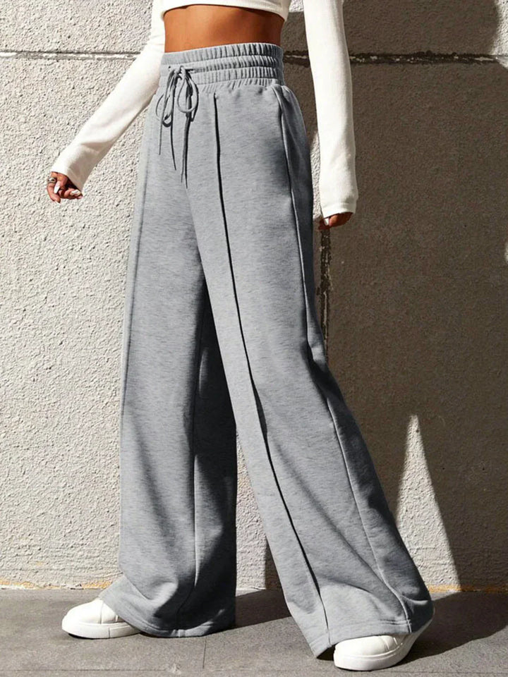 Pantaloni de trening largi, casual și chic pentru plimbări în oraș