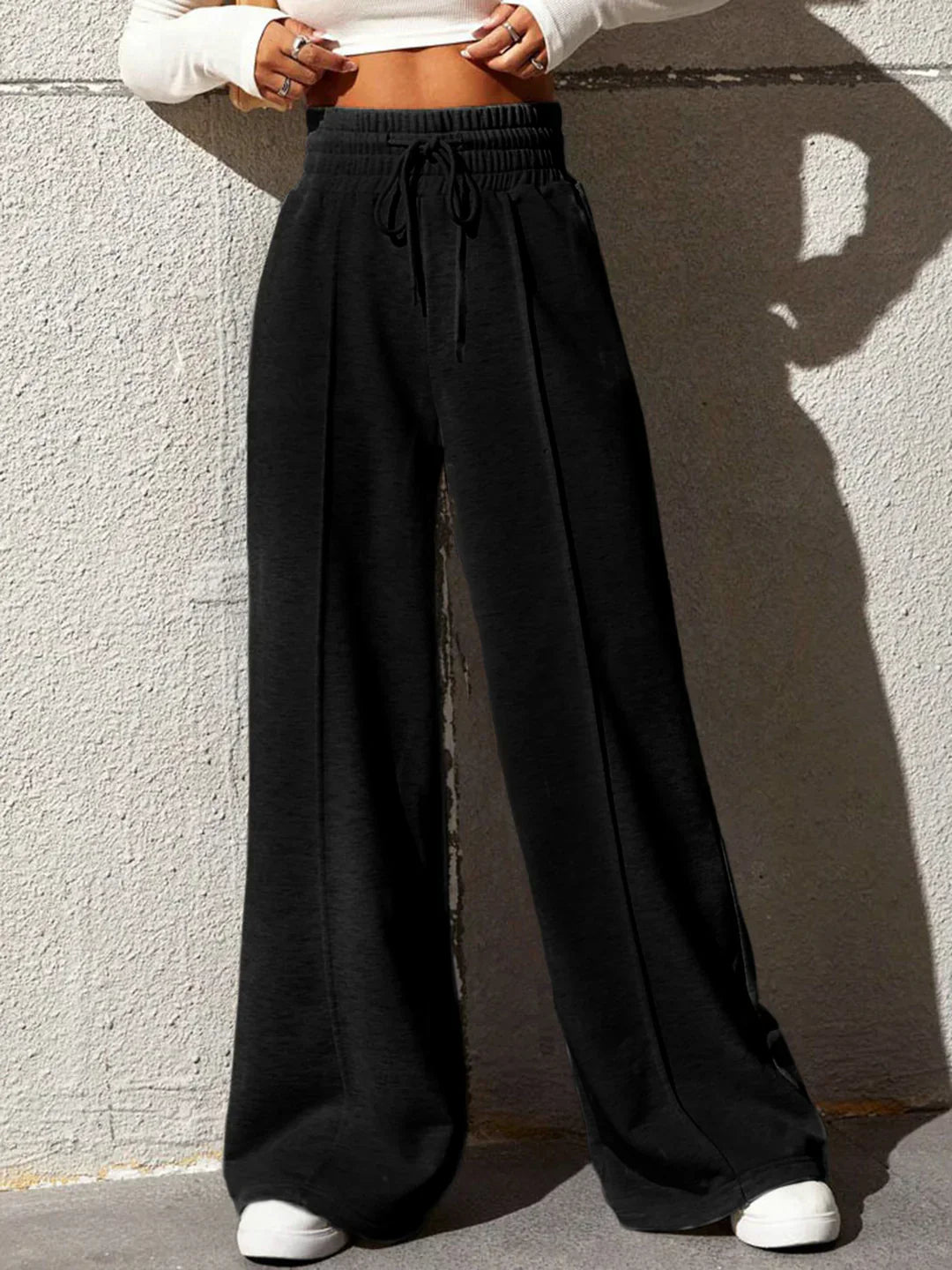 Pantaloni de trening largi, casual și chic pentru plimbări în oraș