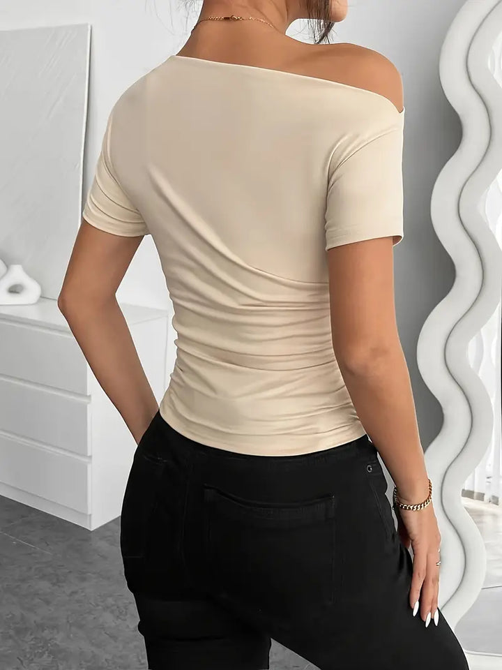 Top scurt cu mâneci scurte, cu plissare neregulată și croi slim-fit
