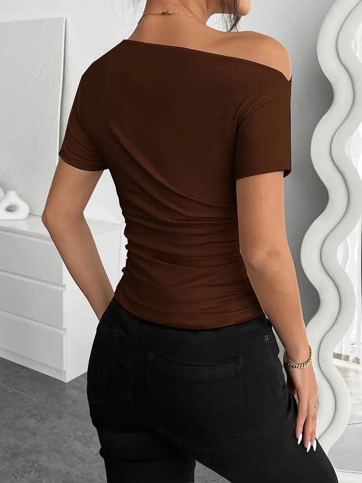 Top scurt cu mâneci scurte, cu plissare neregulată și croi slim-fit